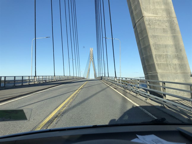 Replotbron är med sina två filer och sin led för gång- och cykeltrafik jämförbar med de broar som experterna bakom den senaste kalkylen tänker sig kunde leda vidare över Kvarken. Men de broarna skulle bli oerhört mycket längre.
