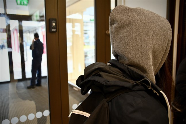 Finlands Kommunförbund uppskattar att det finns 700–1 100 personer som stannat kvar i Finland efter att ha fått avslag på sin asylansökan, men påpekar att uppskattningen präglas av osäkerhet.