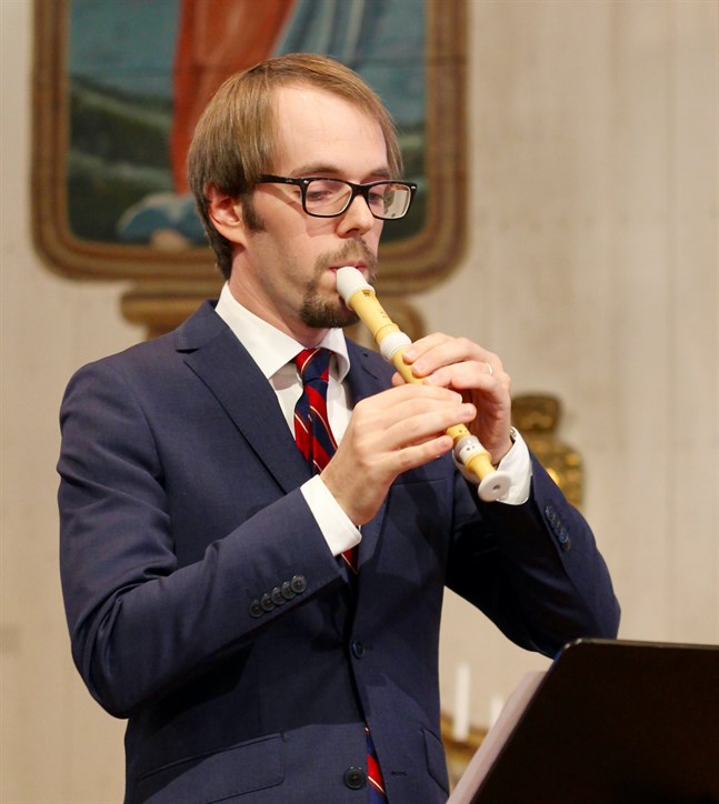 Kantorn Martin Klemets leder allsången i Vörå.