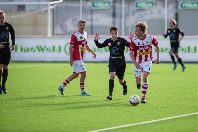 Säsongens första derbymatch slutade oavgjort 1-1. Här kämpar gästernas Viktor Strömbäck och hemmalagets Jaakko Alasuutari.