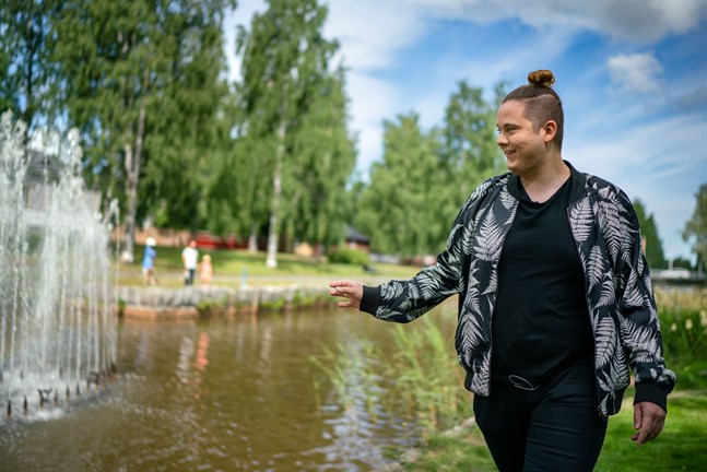Olli Kivelä blev fascinerad av fontäner under en resa till Teneriffa. Nu planerar han en ny fontän i Sundet och omprogrammerar stadens övriga fontäner.