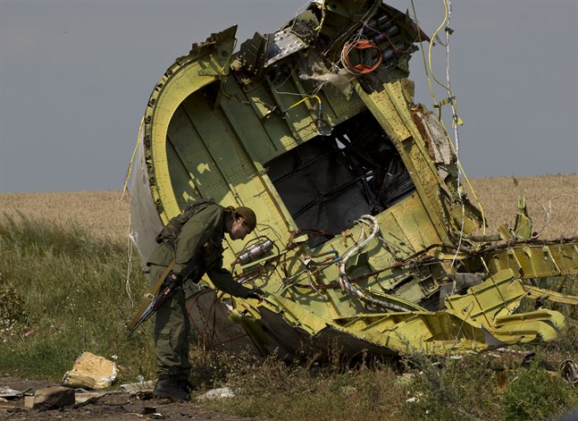 En prorysk rebell vid det nedskjutna planet MH17 i östra Ukraina. Arkivbild