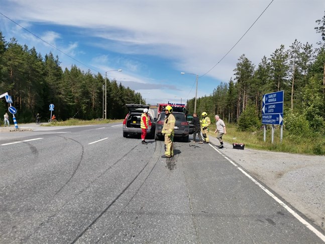 Trafiken på omfartsvägen stördes under röjningsarbetet.