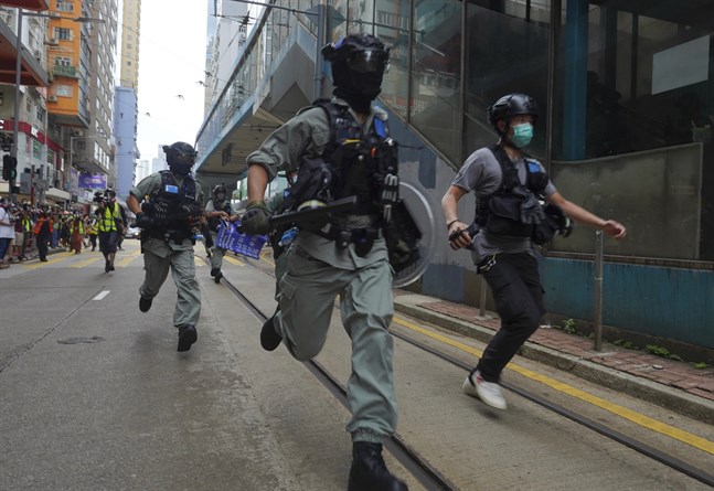 Poliser i samband med protesterna i Hongkong den 1 juli, dagen efter det att den nya säkerhetslagen trädde i kraft. Arkivbild.