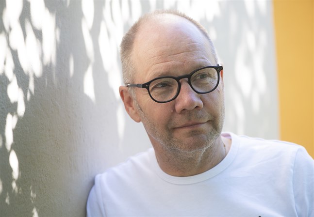 Författaren och historikern Peter Englunds bok "Söndagsvägen" skildrar 1960-talet utgående från ett sexmord