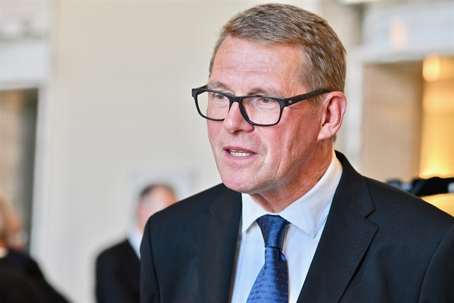 Finansminister Matti Vanhanen (C) räknar ut räkningen av coronakrisen för Maaseudun tulevaisuus: 133 euro per år. Arkivbild.