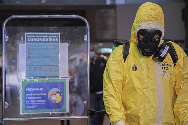 Militär personal desinficerar en bussterminal i São Paulo i Brasilien. Arkivbild.