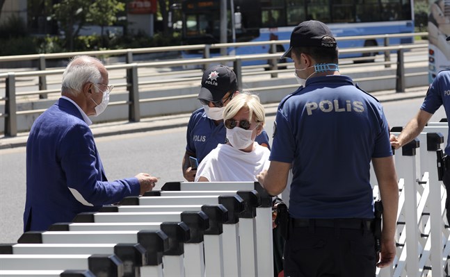 Poliser kontrollerar advokaters ID-handlingar utanför nationalförsamlingen i Ankara.