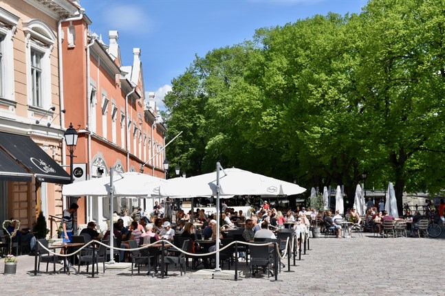 Lilltorget i Åbo i juni. Enligt en undersökning utförd av Stiftelsen för kommunal utveckling har coronakrisen inte permanent förändrat finländarnas vanor vad beträffar till exempel restaurangbesök.
