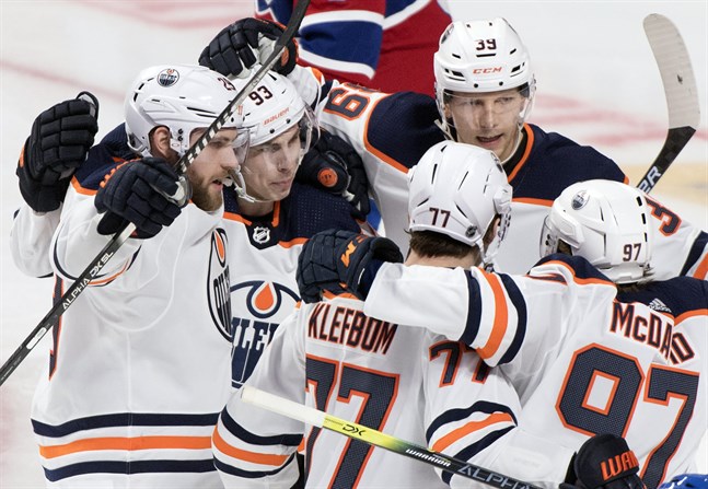 Edmontonspelarna, med Oscar Klefbom i mitten, kan fira att NHL återupptar säsongen den 1 augusti, i deras hemstad. Arkivbild.