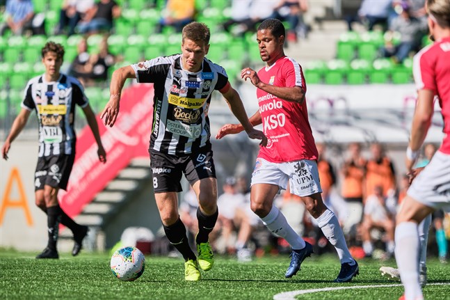 Lagkaptenen Sebastian Strandvall fattades i bortamatchen mot MyPa. I stället tog andra spelare för sig.