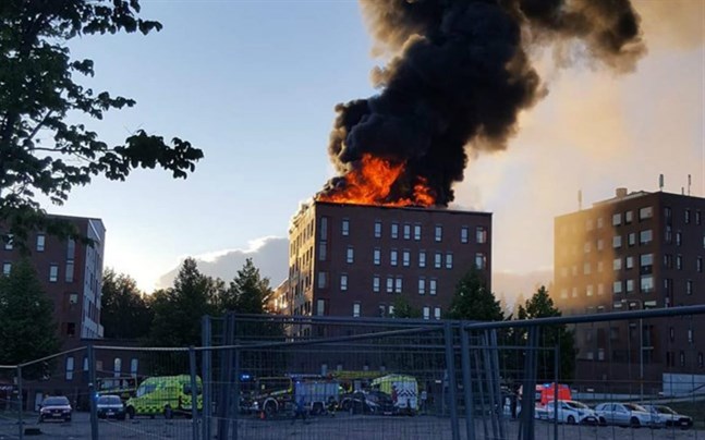 Pauli Nurminen, jourhavande chef vid Mellersta Finlands räddningsverk säger att man kunde se röken från tio kilometers avstånd på fredagskvällen.