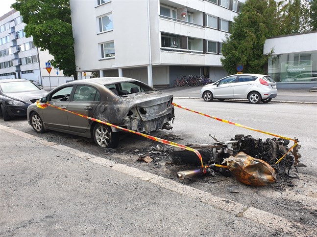 Det finns inte mycket kvar av den motorcykel som brann i Vasa centrum i natt.