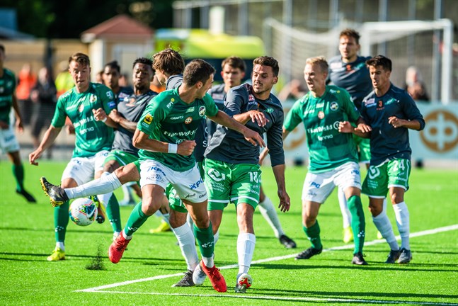 Simo Roiha (till höger) var tillbaka för KPV i Ekenäs. Bilden är från hemmamatchen mot Ekenäs IF.
