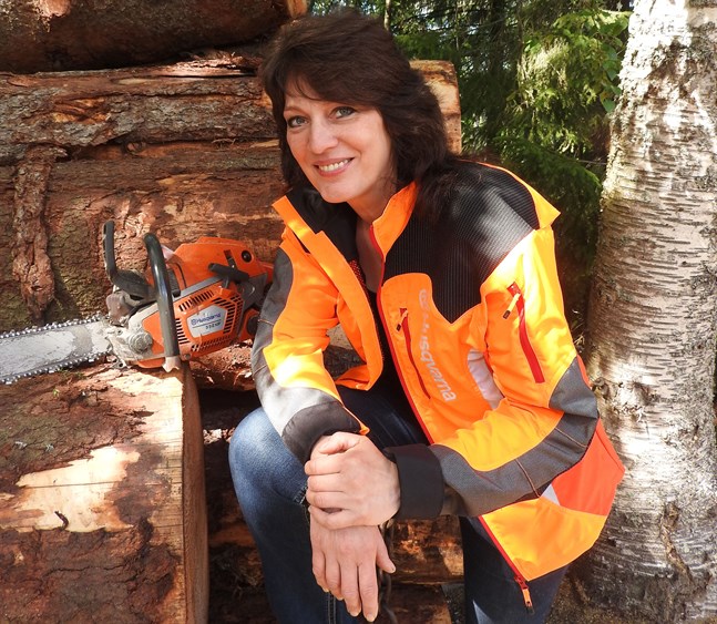 Ulla Haglunds stora passion är motorsågsskulptur.
