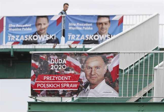 Presidentvalet i Polen står mellan sittande presidenten Andrzej Duda, på affischen längst ned, och utmanaren Rafal Trzaskowski på planscherna ovan.