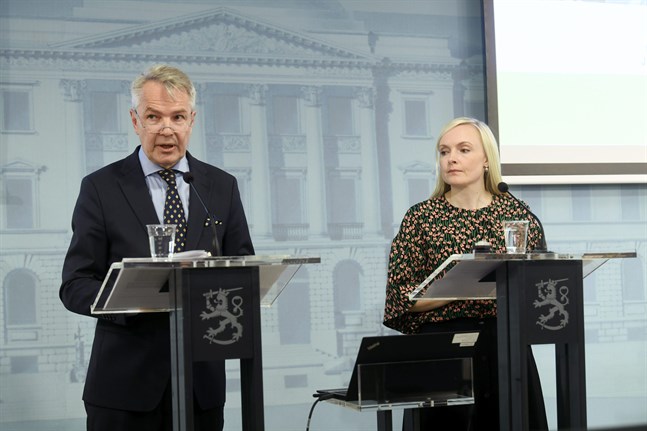 Utrikesminister Pekka Haavisto (Gröna) och inrikesminister Maria Ohisalo (Gröna) informerade i onsdags om de nya resebegränsningarna.