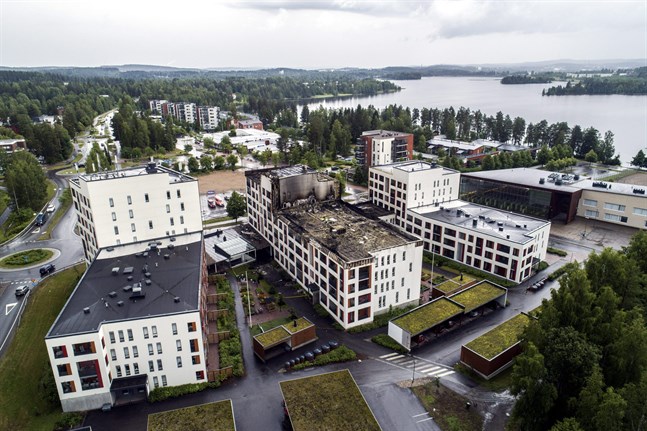 168 personer evakuerades från husen på fredagskvällen. Branden började i det mittersta huset och spred sig snabbt neråt och vidare till de andra husen.
