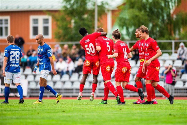 Straffmålskytten mot MP, Toni Takamäki, får en kram av Toro. Båda saknas i dagens bortamatch i Uleåborg. Topi Järvinen, Anthony Olusanya och Severi Kähkönen är i släptåg.