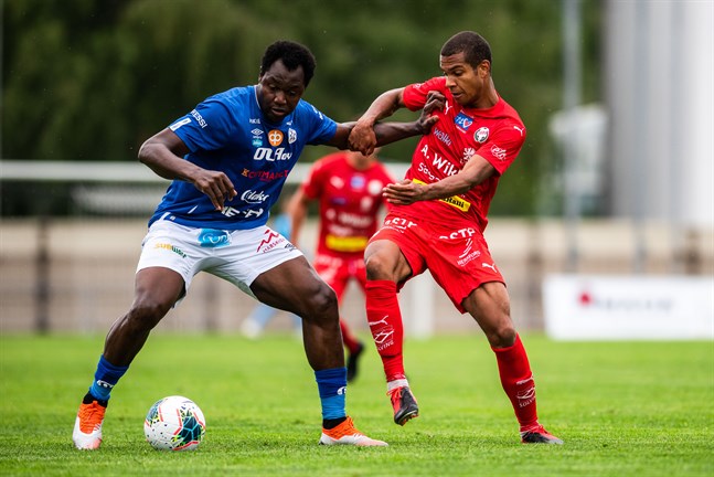 Anthony Olusanya klev fram och blev matchhjälte för Jaro. Här brottas han mot Vincent Bikana, när MP besökte Jakobstad.
