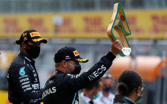 Valtteri Bottas, till höger, leder VM-serien på 43 poäng – sex poäng före stallkamraten Lewis Hamilton.