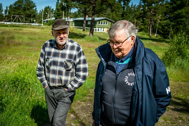 Risto Salama och Mauno Leskinen hittade en odetonerad flygbomb på Köukarberget.