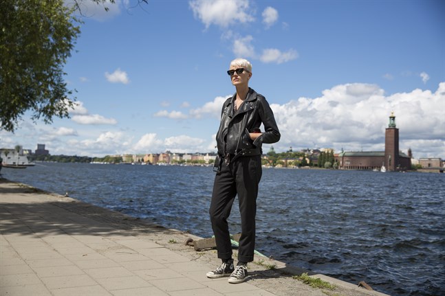 Elin Blom växte upp i Terjärv, men flyttade till Stockholm för tio år sedan. I dag jobbar hon på Felins andra album, men hon jobbar också med att skriva låtar till andra artister.