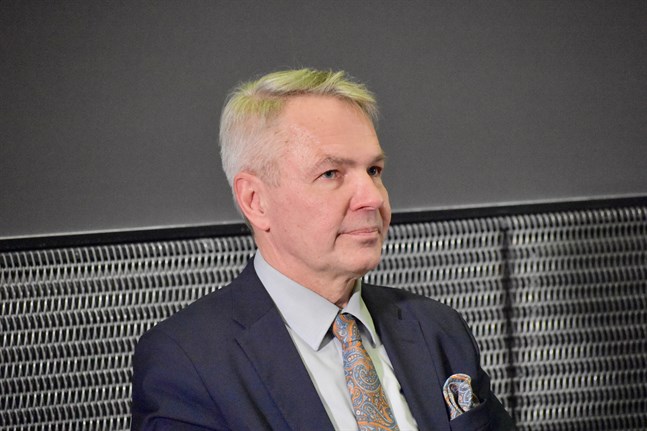 Utrikesminister Pekka Haavisto (Gröna) deltog på måndagen i EU-ländernas utrikesministrars första fysiska möte på över fyra månader. Arkivbild.