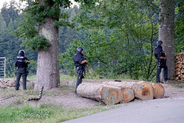 Poliser i Oppenau deltar i jakten på den 31-årige mannen.