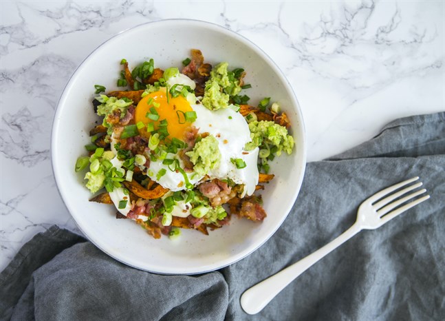 Förvandla frukosten snabbt till en middag genom att toppa en skål med batat, ägg och bacon med en smakrik guacamole.