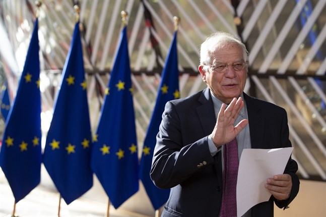 EU:s utrikeschef Josep Borrell på väg in till måndagens utrikesministermöte i Bryssel.