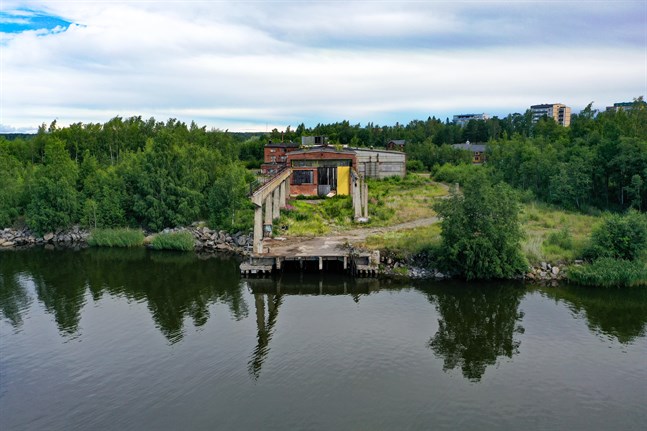 Betongkonstruktionen som går ner till stranden kommer att rivas, precis som tillbyggnaden där den börjar. Däremot finns en del kvar inuti tillbyggnaden. Den blir synlig efter rivningen på Smulterö.