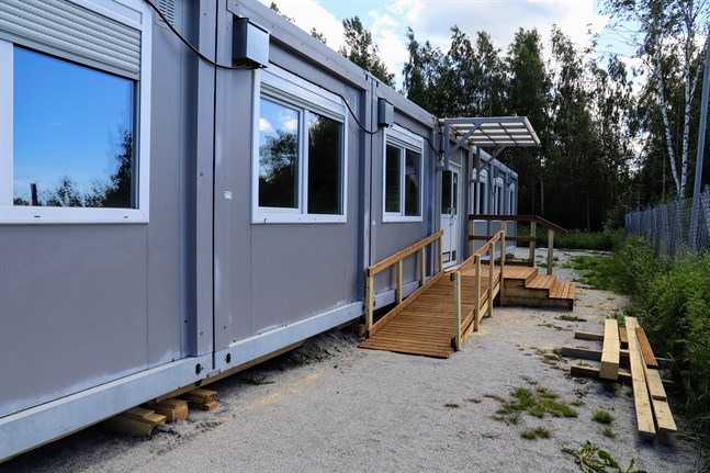 Hit flyttar Petalax skola in läsåret 2020–2021. Tillsammans bildar 24 baracker en helhet.