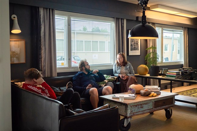 Här ses årets sommarkonstnär, Johan Sandås, mitt i soffan, flankerad av Pär Jonasson och Christa Friberg.