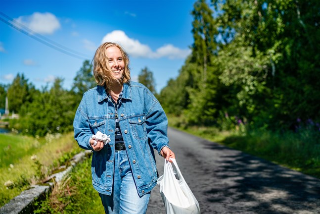 Amelie Björkvik driver kontot Ekoilarsmo på Instagram, där hon ger tips för att leva en grönare vardag. Ett av tipsen är att gå på regelbundna skräprundor.