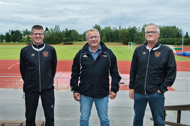 Tre herrar i samma båt, eller åtminstone i samma organisation. Johan Storbjörk är tävlingsledare under FM i augusti, Greger Forsblom är föreningens ordförande och personen med ypperliga kontakter in i de kommunala korridorerna medan Christer Aspfors är organisationskommittens ordförande och samtidigt den som håller koll på den ekonomiska biten.