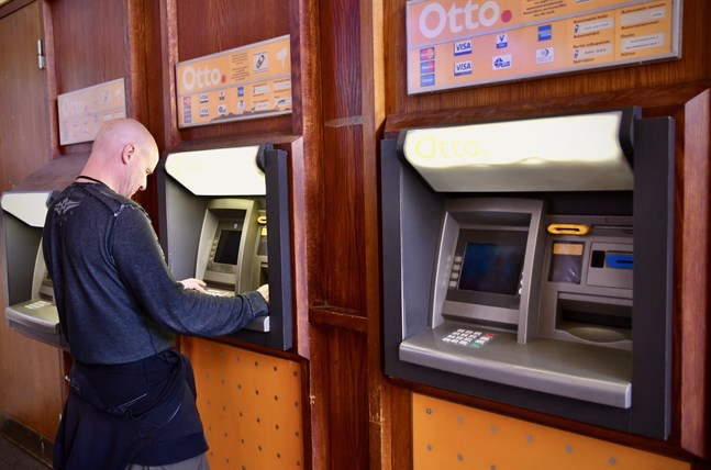 De falska poliserna har först sett sina offer exempelvis vid bankautomater. De har sedan senare tagit kontakt med offren, utgett sig för att vara poliser och påstått att offrets bankkort blivit kopierat.