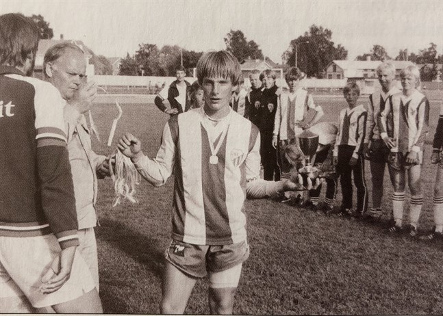 Värdföreningen GBK tog sitt första guld 1982. Lagkaptenen Harri Kangasniemi visar segerpokalen.
