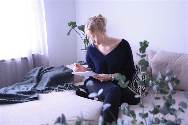 Daniela Krook äger själv låtarna som hon ger ut under artistnamnet Ela Dawn.