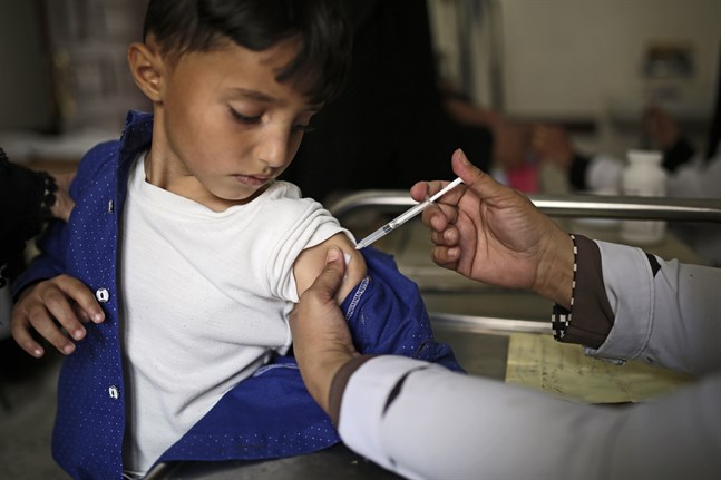 En pojke får difterivaccin i Jemen i en bild från september förra året.