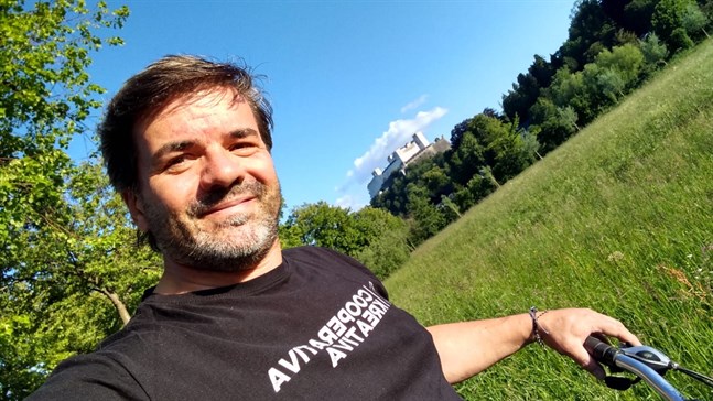 Bruno Woeran passar på att återupptäcka Salzburg. I bakgrunden skymtar fästningen och landmärket Hohensalzburg.