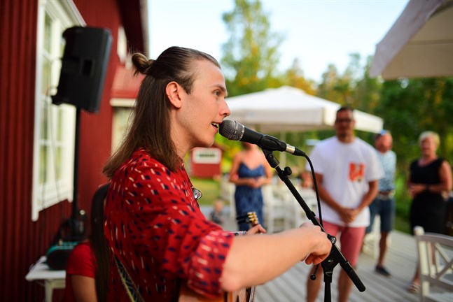Erik Sjöholm är i Österbotten och gör spelningar i sommar. Han tillbringade vintern och våren i Madrid.