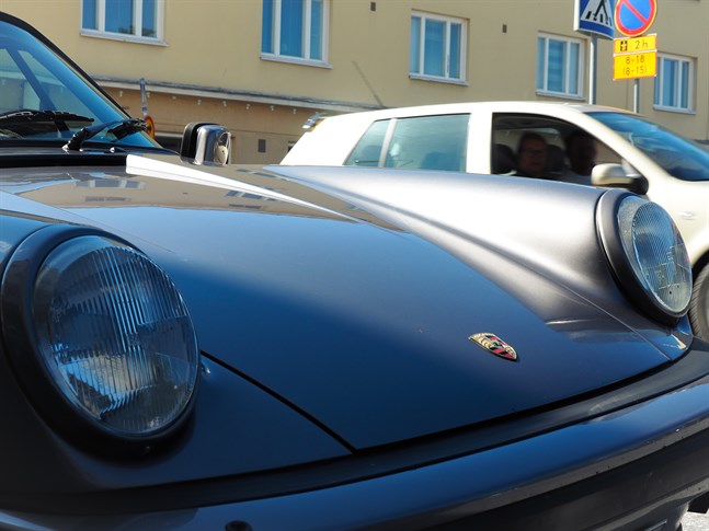 Porsche vänder blickar även i Jakobstad och anses vara bilmärket för snabba bilar.