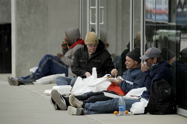 IMF varnar för ökad fattigdom i USA. Här människor i Kansas City som fått ett gratis mål mat. Arkivbild.