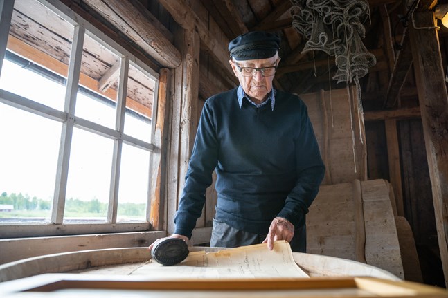Helmer Westergård jobbade som föreståndare för Salteriet i Björköby i över trettio år. På tunnan ligger Salteriets originalritningar från 1920.