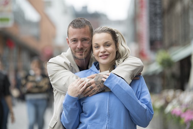 "Vi båda hade en väldigt trassligt barndom, vi har liksom inte vetat vilka vi är eller vad vi vill, eller vad en vuxen människa är och vad ansvar är. Det är väl först i dag man har landat i det och då kan man börja strukturera upp saker", säger Joakim Lundell.