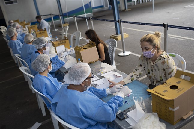 Vårdarbetare tar blodprover vid en testplats i Rio de Janeiro i Brasilien.
