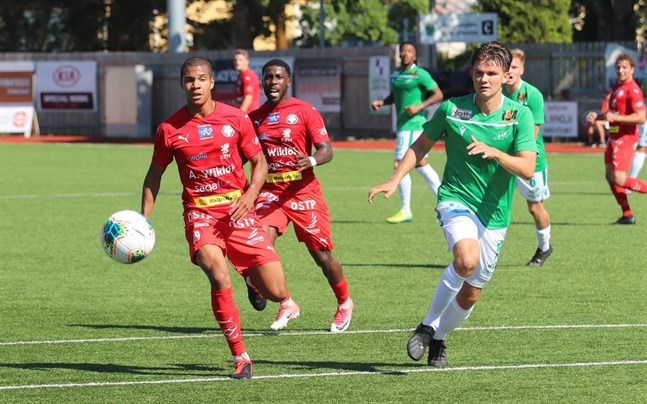 Toro manar på Anthony Olusanya för Jaro mot Ekenäs, men förgäves.