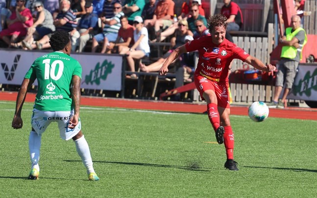 Ayabulele Konqobe i Ekenäs gör sig beredd att pressa Markus Kronholm i Jaro i den förra matchen. Nu är Kronholm & Co redo för revansch.