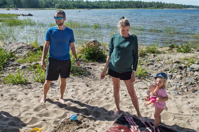 Michael Poglonik och Sofia Forss är på besök hemma i Jakobstad.